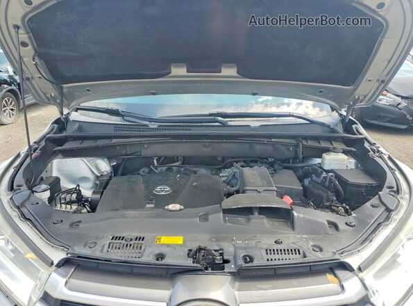 5TDKZRFH7KS332243 2019 TOYOTA HIGHLANDER Silver Widok wnętrza z tyłu