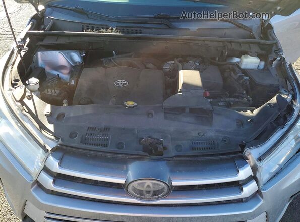 5TDKZRFH8HS511044 2017 TOYOTA HIGHLANDER Silver Vista interior trasera