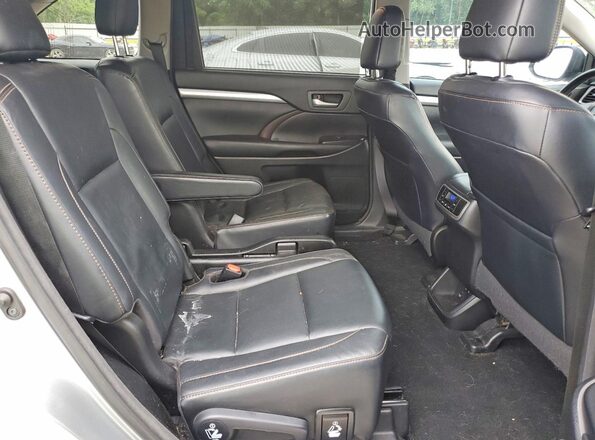 5TDKZRFH9JS527677 2018 TOYOTA HIGHLANDER Silver Vista interior trasera