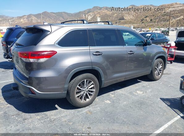 5TDKZRFH9JS549520 2018 TOYOTA HIGHLANDER Серый Вид задней части салона