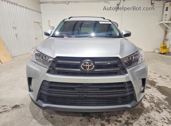 5TDKZRFHXHS520649 2017 TOYOTA HIGHLANDER Silver Front view
