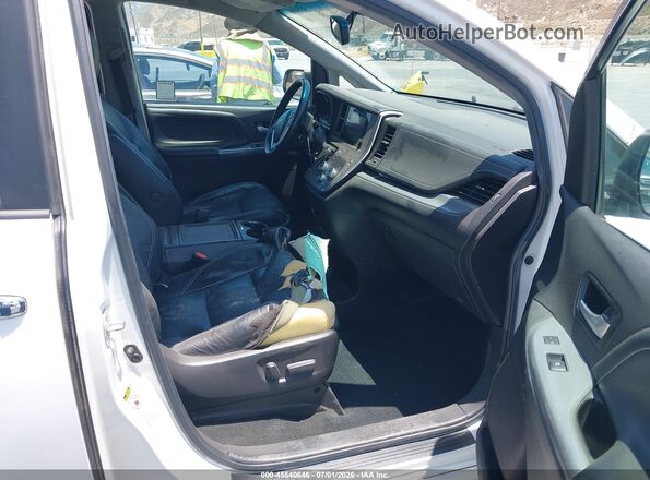 5TDXK3DC0GS747197 2016 TOYOTA SIENNA White Front interior view