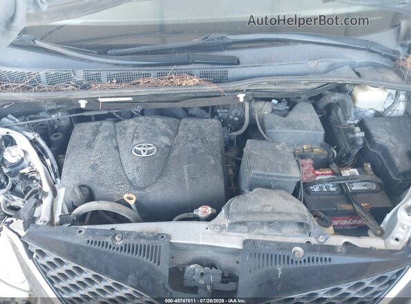 5TDXZ3DC0HS859365 2017 TOYOTA SIENNA Silver უკანა ხედი