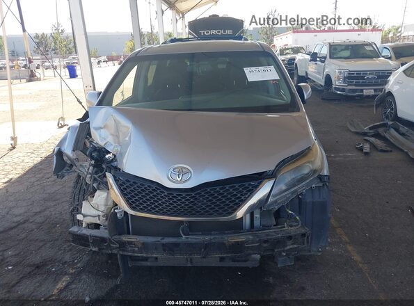 5TDXZ3DC0HS859365 2017 TOYOTA SIENNA Silver უკანა სალონის ხედი