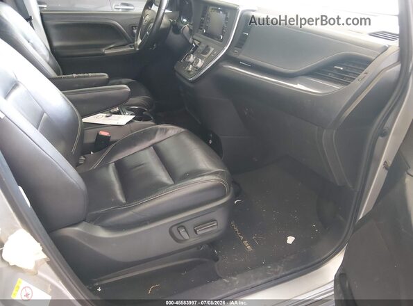 5TDXZ3DC1JS920602 2018 TOYOTA SIENNA Silver წინა სალონის ხედი