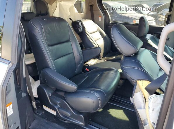 5TDXZ3DC1JS953177 2018 TOYOTA SIENNA Silver Vista interior trasera