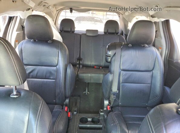 5TDXZ3DC4JS907049 2018 TOYOTA SIENNA Silver Հետևի նստատեղերի տեսք