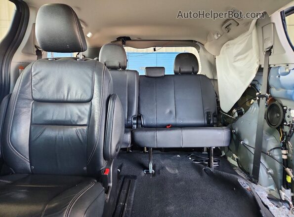 5TDXZ3DC4JS911585 2018 TOYOTA SIENNA Blue Widok tylnych siedzeń