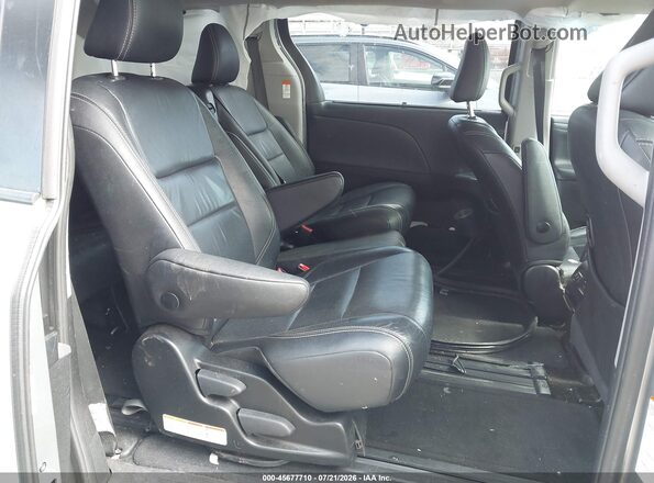 5TDXZ3DC5JS947995 2018 TOYOTA SIENNA Silver VIN կոդի պիտակի տեսք