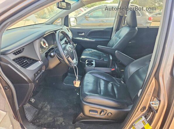 5TDXZ3DC8HS900695 2017 TOYOTA SIENNA Серый Вид салона спереди