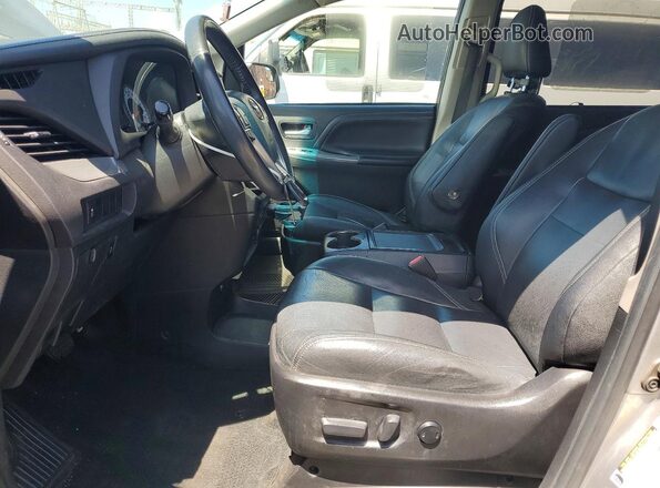 5TDXZ3DC9HS852804 2017 TOYOTA SIENNA Silver Սալոնի դիմացի տեսք