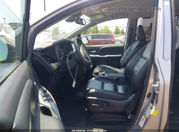 5TDXZ3DCXJS957213 2018 TOYOTA SIENNA Silver Вид салону спереду