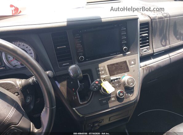 5TDXZ3DCXJS957213 2018 TOYOTA SIENNA Silver Вид панелі приладів