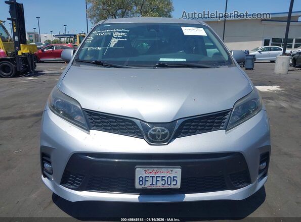 5TDXZ3DCXJS957213 2018 TOYOTA SIENNA Silver Вид задньої частини салону