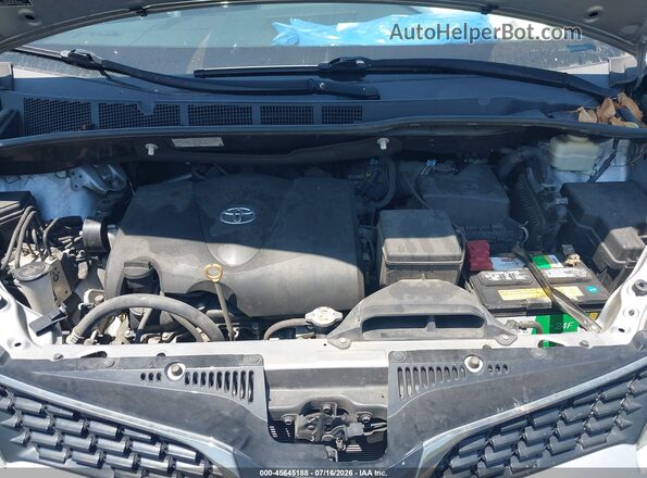 5TDXZ3DCXJS957213 2018 TOYOTA SIENNA Silver Вид ззаду
