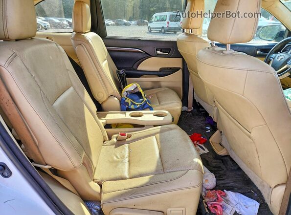 5TDYKRFH1GS180207 2016 TOYOTA HIGHLANDER White Widok wnętrza z tyłu