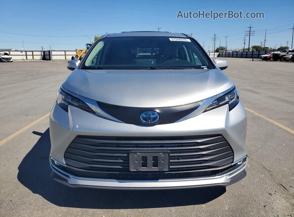 5TDYRKEC0MS057647 2021 TOYOTA SIENNA Silver Widok z przodu