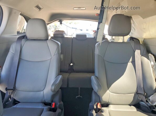 5TDYRKEC0MS057647 2021 TOYOTA SIENNA Silver Widok tylnych siedzeń