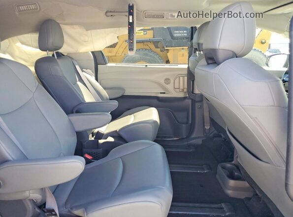 5TDYRKEC0MS057647 2021 TOYOTA SIENNA Silver Widok wnętrza z tyłu