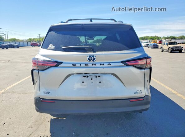 5TDYRKEC0MS057647 2021 TOYOTA SIENNA Silver Widok z tyłu