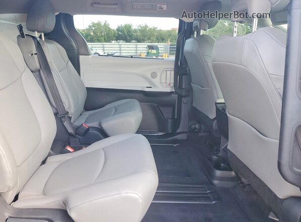 5TDYRKEC1TS296297 2026 TOYOTA SIENNA Silver Widok tylnych siedzeń