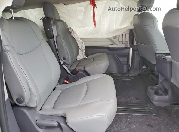 5TDYRKEC3MS023511 2021 TOYOTA SIENNA Silver Vista interior trasera