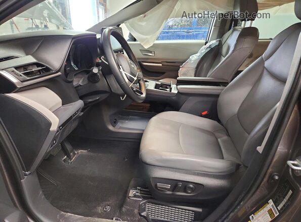 5TDYRKEC4PS139854 2023 TOYOTA SIENNA Gray Front interior view