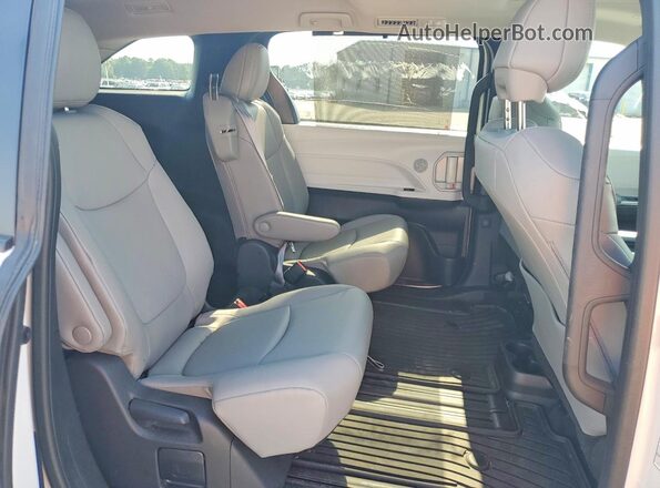 5TDYRKEC4SS286409 2025 TOYOTA SIENNA White Vista interior trasera