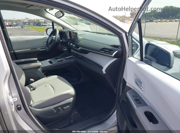 5TDYRKEC5SS281834 2025 TOYOTA SIENNA Silver Սալոնի դիմացի տեսք