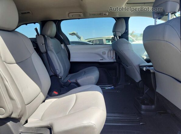 5TDYRKEC5TS306488 2026 TOYOTA SIENNA White Vista interior trasera