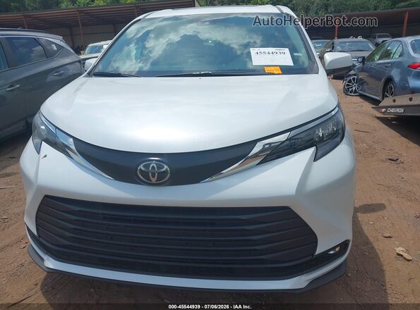 5TDYRKEC6TS295677 2026 TOYOTA SIENNA White Front view