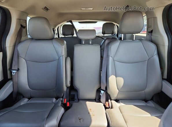 5TDYRKEC9MS056836 2021 TOYOTA SIENNA Бордовый Вид задних сидений