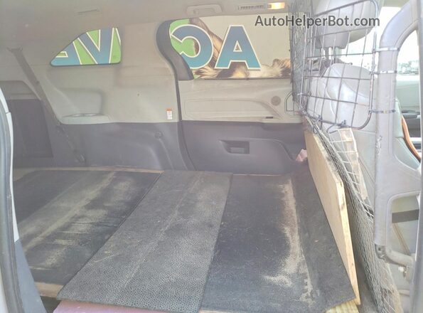 5TDYSKFC1MS020383 2021 TOYOTA SIENNA Серебряный Вид задней части салона