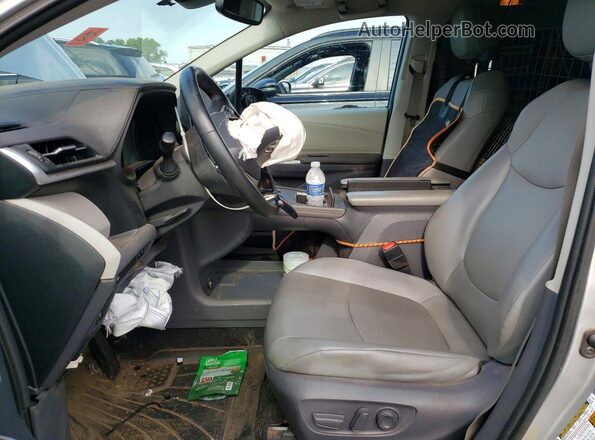 5TDYSKFC1MS020383 2021 TOYOTA SIENNA Серебряный Вид салона спереди