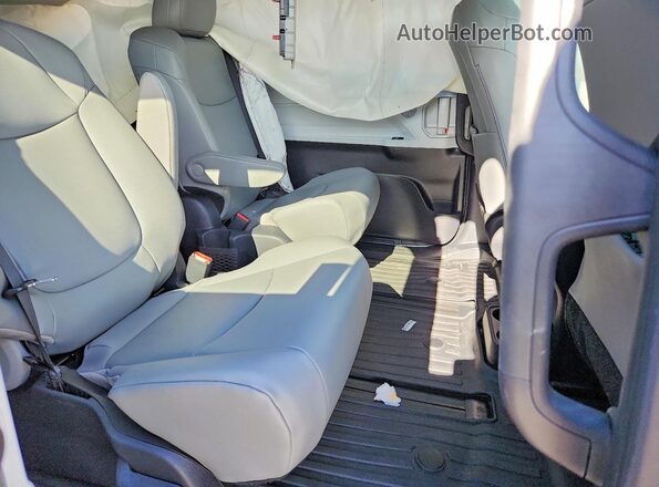 5TDYSKFC1TS254859 2026 TOYOTA SIENNA Silver უკანა სალონის ხედი