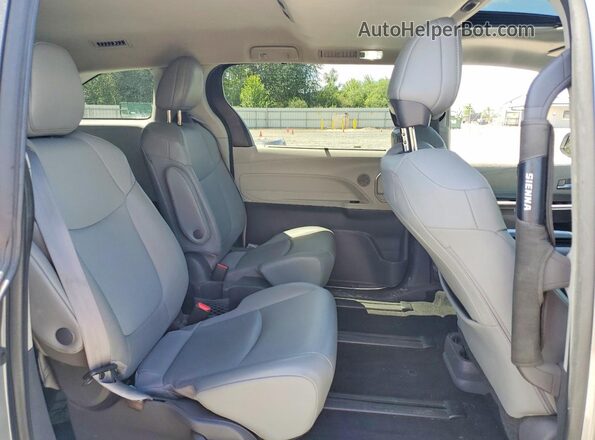 5TDYSKFC6MS002655 2021 TOYOTA SIENNA Silver Vista interior trasera
