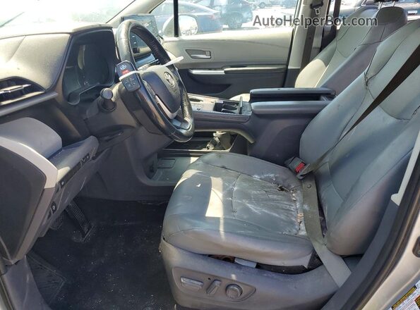5TDYSKFC7MS009632 2021 TOYOTA SIENNA Серебряный Вид салона спереди