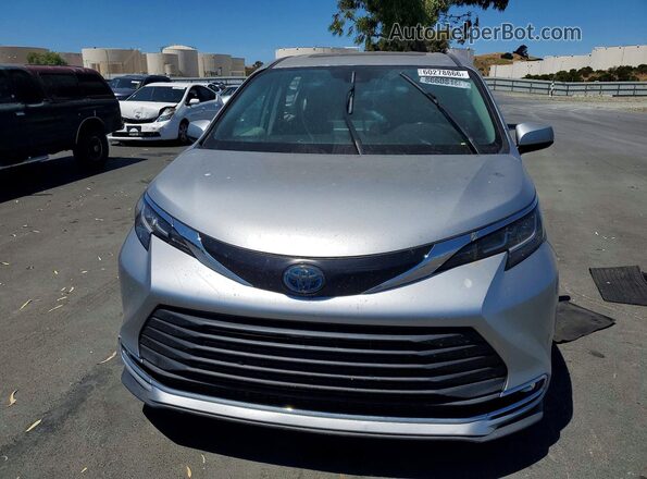 5TDYSKFC7MS009632 2021 TOYOTA SIENNA Серебряный Вид спереди