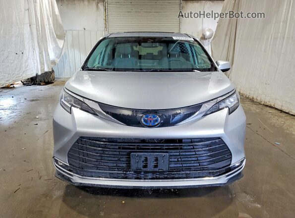 5TDYSKFC8PS099992 2023 TOYOTA SIENNA Silver Widok z przodu