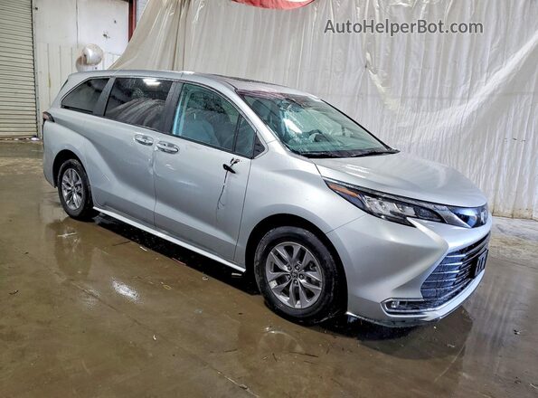 5TDYSKFC8PS099992 2023 TOYOTA SIENNA Silver Przód prawy