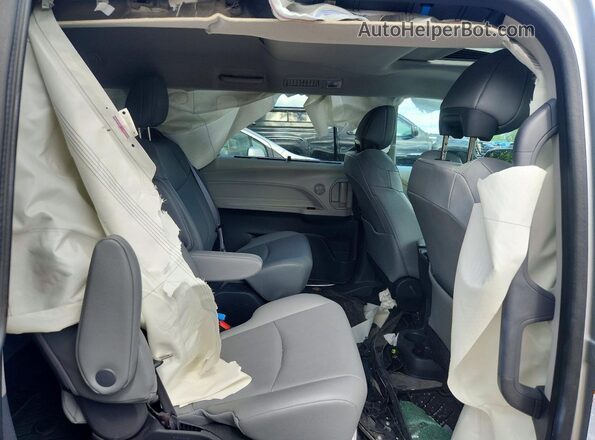 5TDYSKFCXPS106697 2023 TOYOTA SIENNA Silver Vista interior trasera