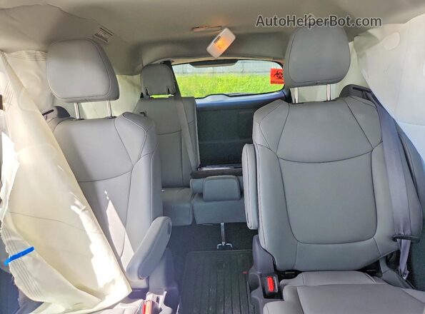 5TDYSKFCXPS106697 2023 TOYOTA SIENNA Silver Vista de los asientos traseros