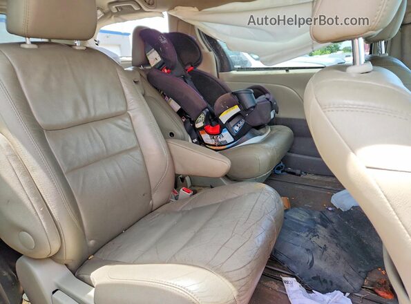 5TDYZ3DC0HS830128 2017 TOYOTA SIENNA Black Rear interior view