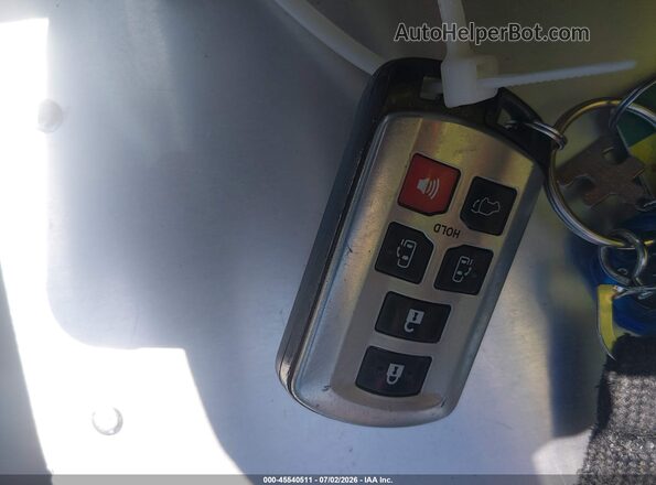 5TDYZ3DC0HS887557 2017 TOYOTA SIENNA Gray Вид панелі приладів