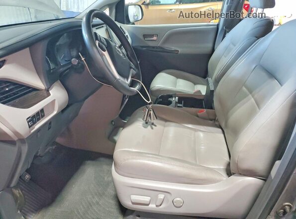 5TDYZ3DC0HS893407 2017 TOYOTA SIENNA Gray Вид салону спереду