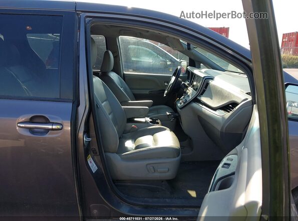 5TDYZ3DC1HS814133 2017 TOYOTA SIENNA Gray Widok wnętrza z przodu