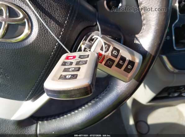 5TDYZ3DC1HS814133 2017 TOYOTA SIENNA Gray Widok deski rozdzielczej