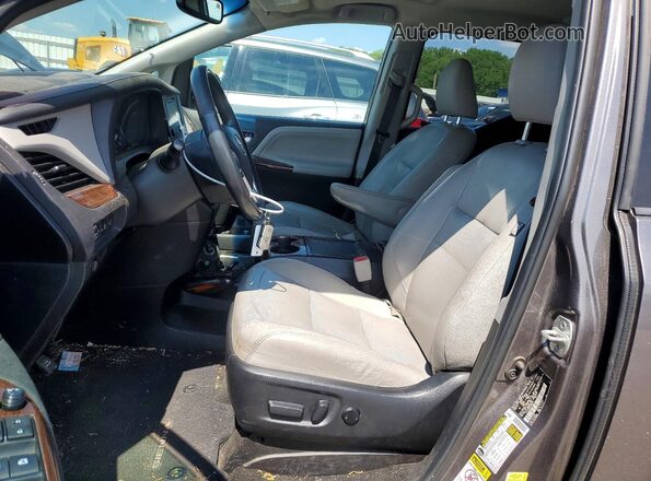 5TDYZ3DC2HS803514 2017 TOYOTA SIENNA Gray Widok wnętrza z przodu