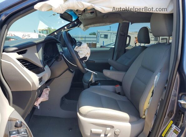 5TDYZ3DC2HS874440 2017 TOYOTA SIENNA Blue Front interior view