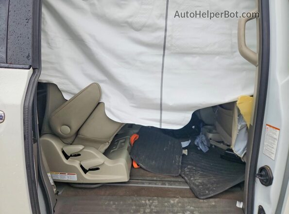 5TDYZ3DC3HS885284 2017 TOYOTA SIENNA White Rear interior view